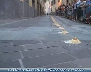 La corsa delle uova infiamma la piazza