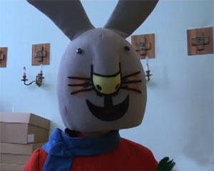 Giulio Coniglio tra i bambini dell'asilo