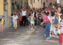 .La «Corsa de öf» è sempre un successo, da 74 anni.