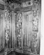 Il coro ligneo della chiesa sussidiaria di San Giuseppe: venerdì pomeriggio i ladri sono entrati in azione portando via sei cariatidi del ’600 del valore complessivo di 120 mila euro