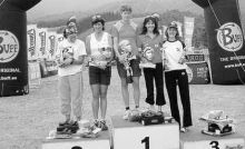 Daniela Vassalli, prima da destra, a Ontake, sul podio della «Buff Sky running world series», il circuito mondiale di maratona in quota. Daniela ha chiuso la prova al quarto posto. Vestiva la maglia con il marchio «Millennium Tx», il cemento mangiasmog brevettato da Italcementi.