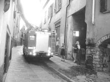I vigili del fuoco sono accorsi ieri di prima mattina in via Papa Giovanni a Gandino: un fumo intenso usciva da un appartamento al piano terra di un edificio. Il primo a dare l’allarme è stato il figlio del proprietario che, accortosi del rogo, ha rotto una vetrata nel tentativo di aiutare l’anziana inquilina. Il fumo copioso ha ostacolato i soccorritori