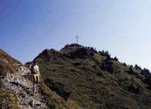 L’inconfondibile triangolo del pizzo Formico con la grande croce sulla vetta