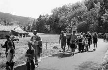 La processione lungo il nuovo tratto asfaltato sulla strada di Valpiana.