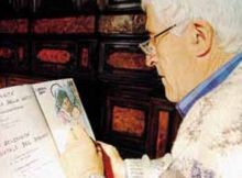 Giuseppe Rottigni mentre disegna il registro della Messa.