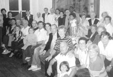 Danilo e Denise Mignani attorniati dagli amici. Tra loro anche l’atalantino Kewullay Conteh.