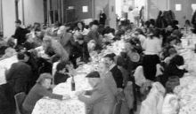 la sala dell’oratorio di Peia gremita di commensali