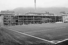 Alle spalle del nuovo campo i lavori del nuovo oratorio.