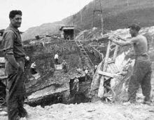 Un gruppo di minatori in una cava di lignite a Leffe