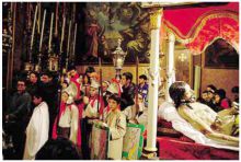 La Via Crucis dei ragazzi dell’oratorio, che si ripete anche domani sera alle 20,30 dal convento delle Orsoline