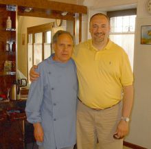 e con Toni Caccia nel negozio di via Mirandola.