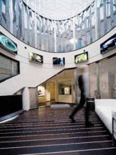 La torre centrale del complesso che ospita la sede del gruppo Radici, inaugurata lo scorso anno, con cinque opere di Mariella Bettineschi, l’artista che stasera presenterà l’installazione «Octabins»