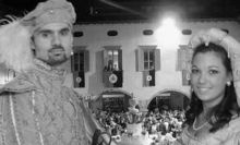 Gli sposi alla loggia del salone della Valle, con la folla in piazza sullo sfondo