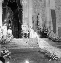 Gli sposi Nicola Castelli (alias Marco Servalli) e Giulia Giovanelli (Lia Aresi) davanti alla basilica