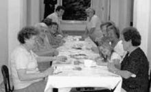 Volontarie al lavoro per preparare i michini di San Nicola.