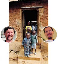 Bambini in un villaggio della Costa d’Avorio. A sinistra, don Andrea Mazzoleni; a destra, don Massimo Cornelli