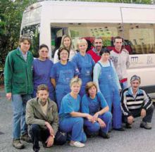 Alcuni colleghi davanti al nuovo mezzo