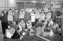 Le due formazioni in campo con l’arbitro