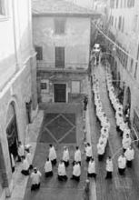  decine di preti hanno concelebrato e la chiesa del Carmine si è riempita di fedeli. Proprio in Città Alta monsignor Carnazzi era stato vicerettore del Seminario e parroco della Cattedrale