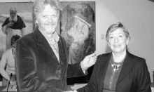 La presidente Aribi Gabriella Radici con Vincenzo Gamba, l’ex dipendente comunale che ha ricevuto la tessera onoraria