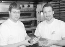 Giovanni Pesenti e Paolo Anesa con la «cruca del Motta»