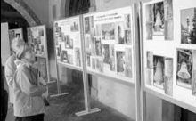 La mostra sulle campane proposta sotto i portici del municipio