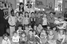 I bambini della materna di Gandino con due clown di corsia