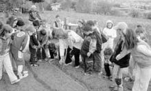 I bambini delle scuole impegnati nella semina del granoturco