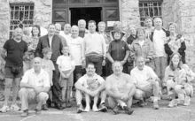 I podisti davanti alla chiesa di Santa Maria degli Angeli in località Valpiana