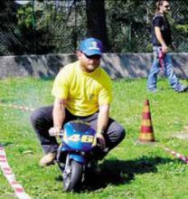 Flavio Ruggeri, uno degli organizzatori, su una minimoto