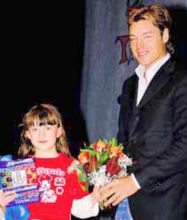 Katia Moro premiata dal ciclista Matteo Carrara