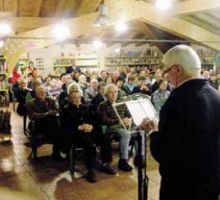 Bepi Rottigni mentre legge alcuni brani del libro di Iko Colombi