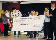 Angelica (a sinistra in braccio alla mamma) alla consegna dei fondi