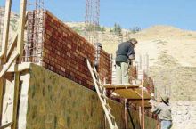 Silvio Tonelli al lavoro per la costruzione della chiesa di Pinra, che sarà inaugurata a primavera