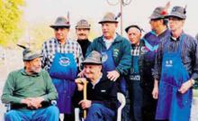 Nodari, al centro, con gli amici alpini di Treviglio