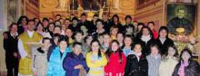 Don Corrado Capitanio con i ragazzi della catechesi davanti al quadro di monsignor Colombi, lo scorso anno