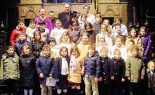 I bambini di Gandino con il vescovo Angelo Gelmi al termine della Messa