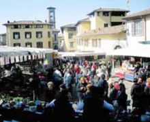 Il centro storico invaso dalle bancarelle e dai visitatori