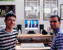 Lorenzo ed Enrico Ongaro davanti al loro computer