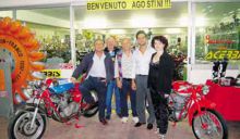 Giacomo Agostini con la famiglia Spampatti e il meccanico Luigi Imberti