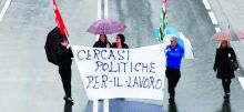 Crisi del tessile: i lavoratori manifestano in Valle Seriana nel 2008