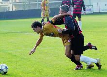 Giorgio Alberti (a destra) in versione lottatore contro lo Scanzorosciate foto Zanetti