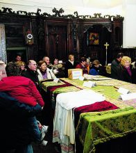 Visitatori nella sacrestia della parrocchiale di Casnigo