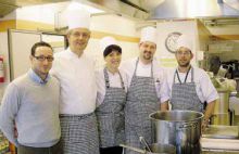 Lo staff di cuochi con Corrado Leoni (secondo da sinistra) nella cucina della casa di riposo di Gandino