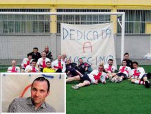 Il bomber Massimo Caccia; sopra, il calciatore (sesto da sinistra) in campo con gli amici dell’Oratorio B