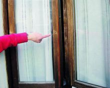 Un forellino nell'infisso: così la banda fa razzia nelle case di Gandino