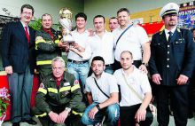La formazione vincitrice con il Trofeo alla memoria di Cesare Bertocchi