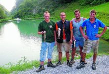 I volontari davanti al rinato laghetto Corrado