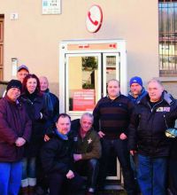 Alcuni barzizzesi davanti alla cabina salvata