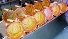 I paioli usati per la degustazione «alla cieca» di polenta preparata con diversi tipi di mais 